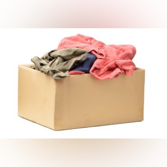 Box full of clothes and bags - Picture 1 of 1